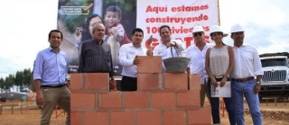En Granada (Meta), Paratebueno y Medina (Cundinamarca), el Vicepresidente, Vargas Lleras, puso las primeras piedras para la construcción de 595 viviendas gratis, fase dos.